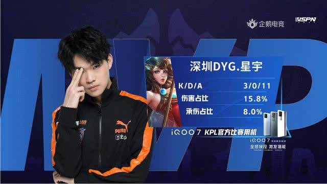 身着印有日 身着印有日